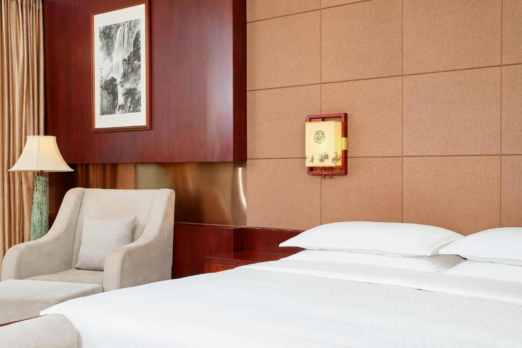Postel nebo postele na pokoji v ubytování Four Points by Sheraton Danzhou