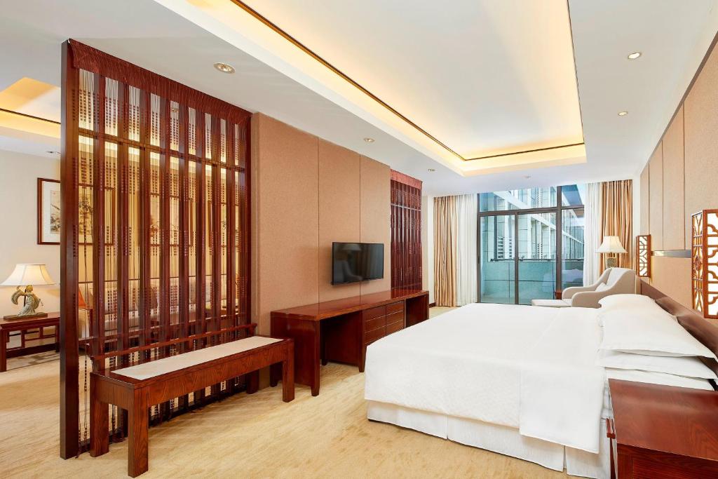 Postel nebo postele na pokoji v ubytování Four Points by Sheraton Danzhou
