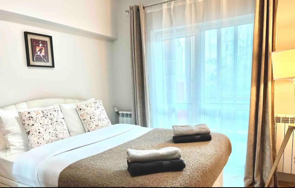 - une chambre avec un lit avec deux oreillers et une fenêtre dans l'établissement Amazing 2 bedrooms Modern Apartment in Stara Zagora, à Stara Zagora