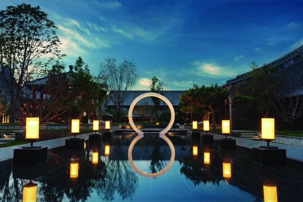 uma piscina com velas e um círculo na água em JW Marriott Hotel Qufu em Qufu