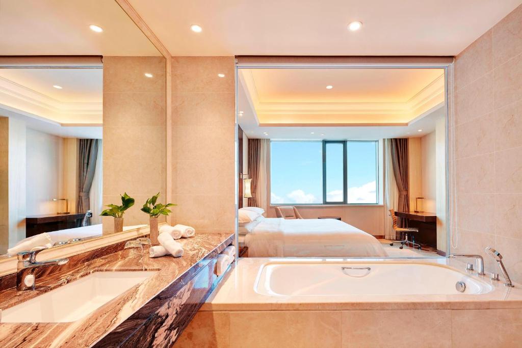 Postel nebo postele na pokoji v ubytování Sheraton Harbin Xiangfang Hotel