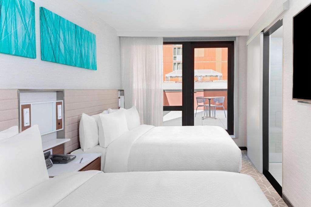 Postel nebo postele na pokoji v ubytování SpringHill Suites by Marriott New York Manhattan/Times Square South