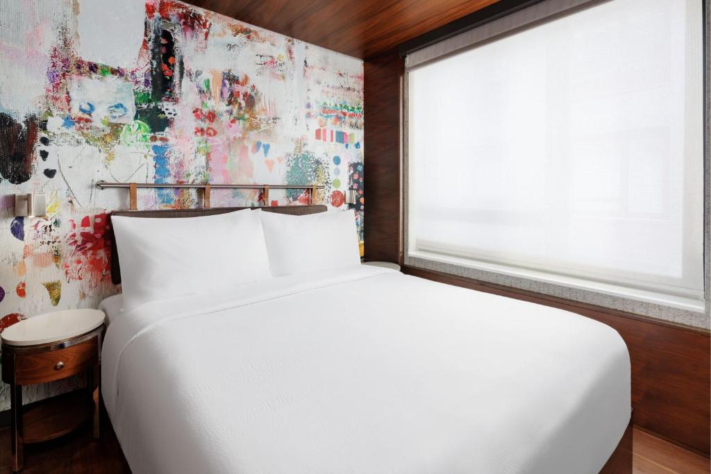 Postel nebo postele na pokoji v ubytování SpringHill Suites by Marriott New York Manhattan/Times Square South