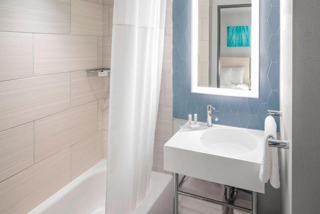 Koupelna v ubytování SpringHill Suites by Marriott New York Manhattan/Times Square South