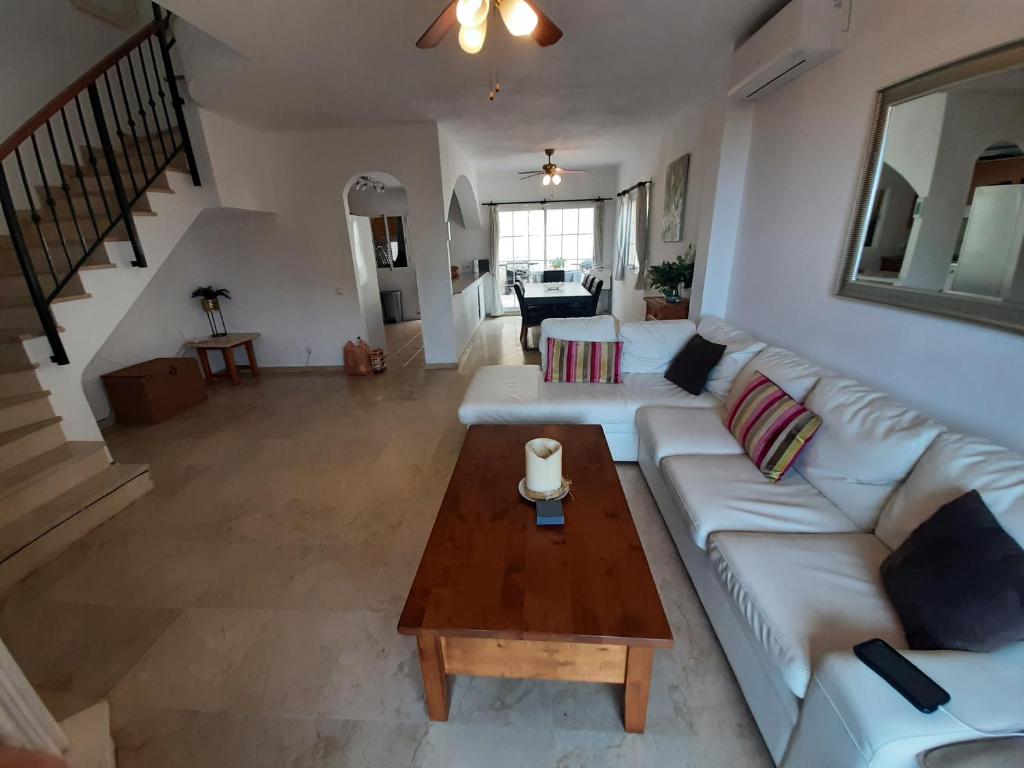 Posedenie v ubytovaní 3 bedroom home with amazing views & outdoor spaces