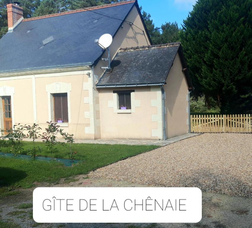 een klein huis met een bord dat zegt gift de la chance bij Gîte de la chênaie in Avrillé-les-Ponceaux