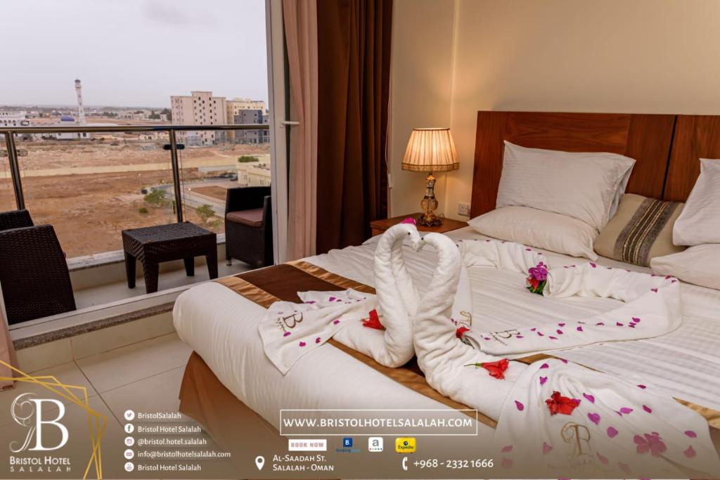 um quarto de hotel com uma cama com toalhas em Bristol Hotel Salalah em Salalah