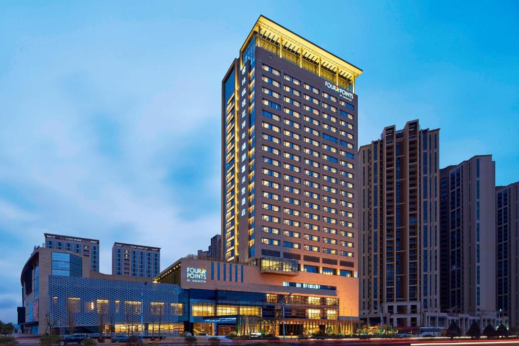 Four Points By Sheraton Guilin Lingui في قويلين: مبنى طويل وبه أضواء فوقه