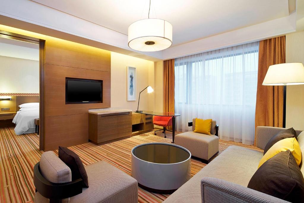 Four Points By Sheraton Guilin Lingui的电视和/或娱乐中心