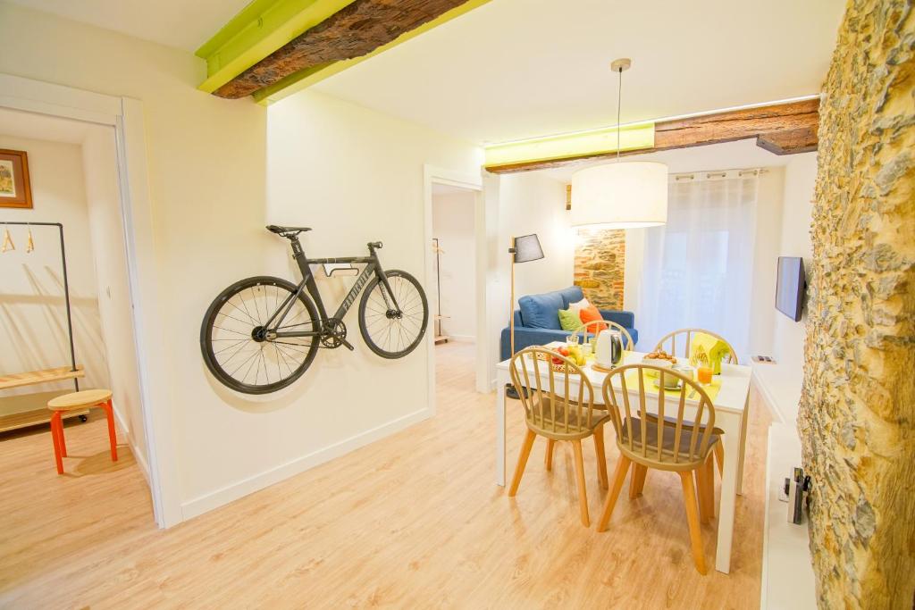 una bicicleta colgada en una pared en una sala de estar en Ardigales Casco Antiguo, en Castro Urdiales