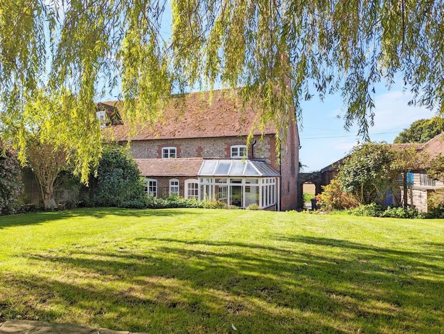 ein großes Haus mit großem Rasen davor in der Unterkunft Badgers Cottage 