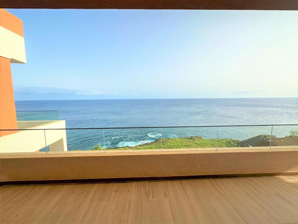 balcón con vistas al océano en Ocean Mirror Apartment en Praia