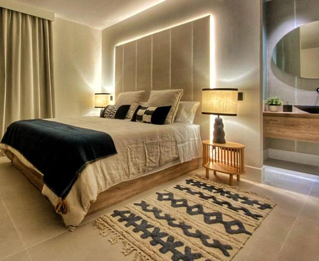1 dormitorio con 1 cama grande con 2 lámparas y 1 alfombra en Precioso apartamento nuevo en calle Ferraz, en Madrid