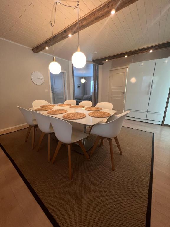 ein Esszimmer mit einem Tisch und Stühlen in der Unterkunft Apartment Aurora in Rovaniemi