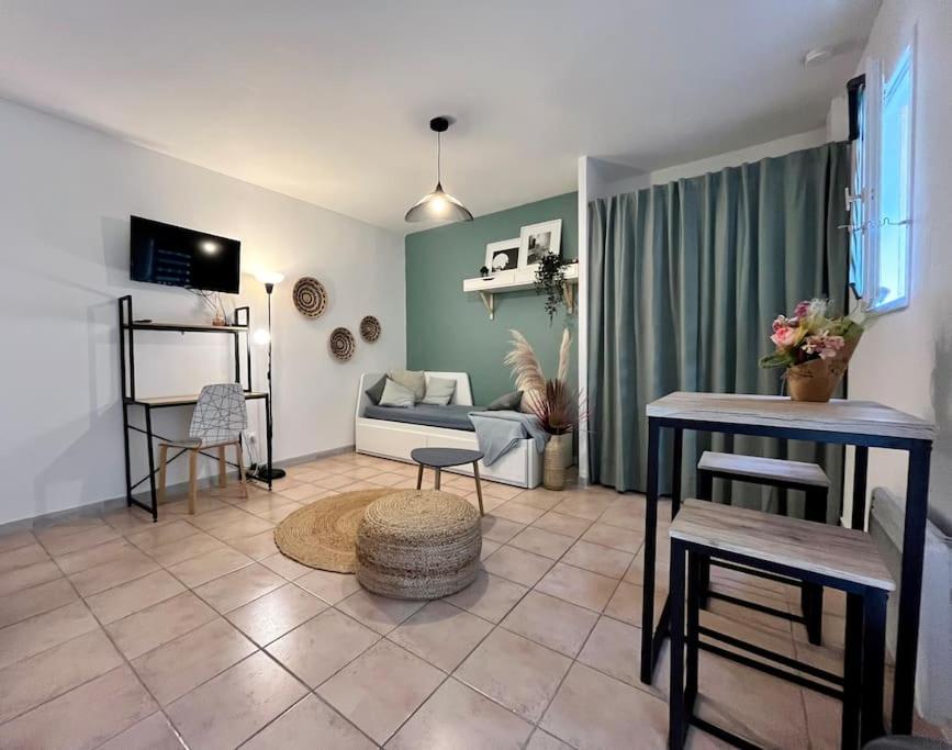 un salon avec un canapé et une table dans l'établissement Aix-en-Provence, Cosy Studio proche toutes commodités, linges fournis, à Aix-en-Provence