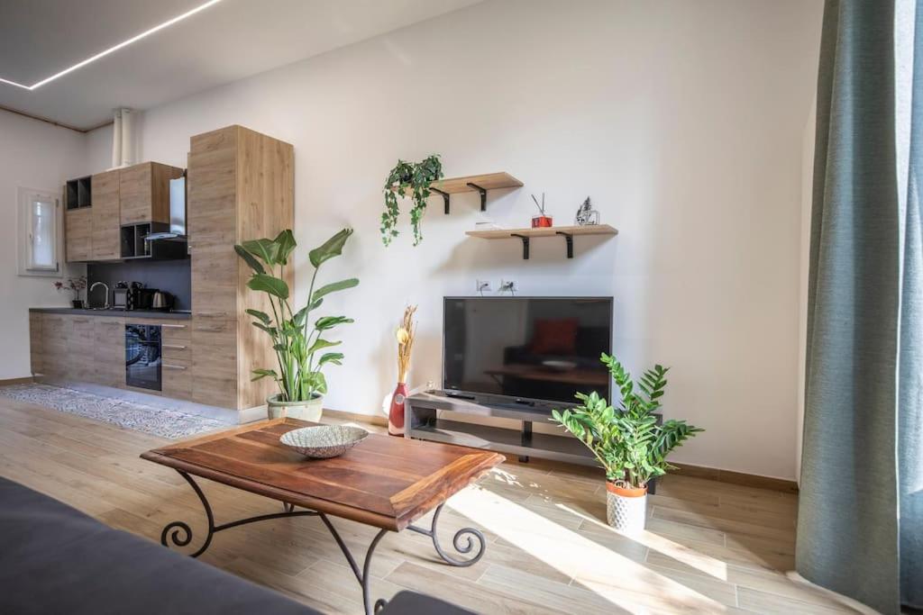 a living room with a coffee table and a television at Luxury House Belgrande in Milan