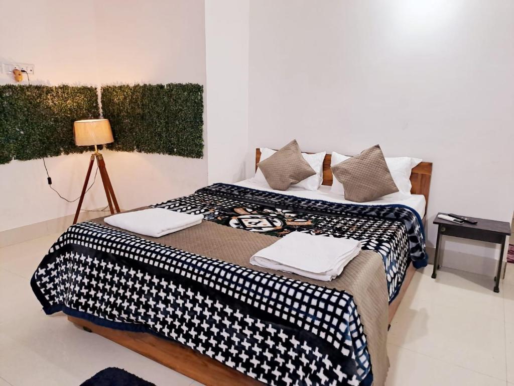 een slaapkamer met 2 bedden en handdoeken bij V2 in Guwahati