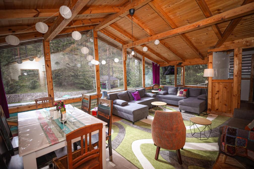 Posezení v ubytování Vila POGLED Wellness i spa