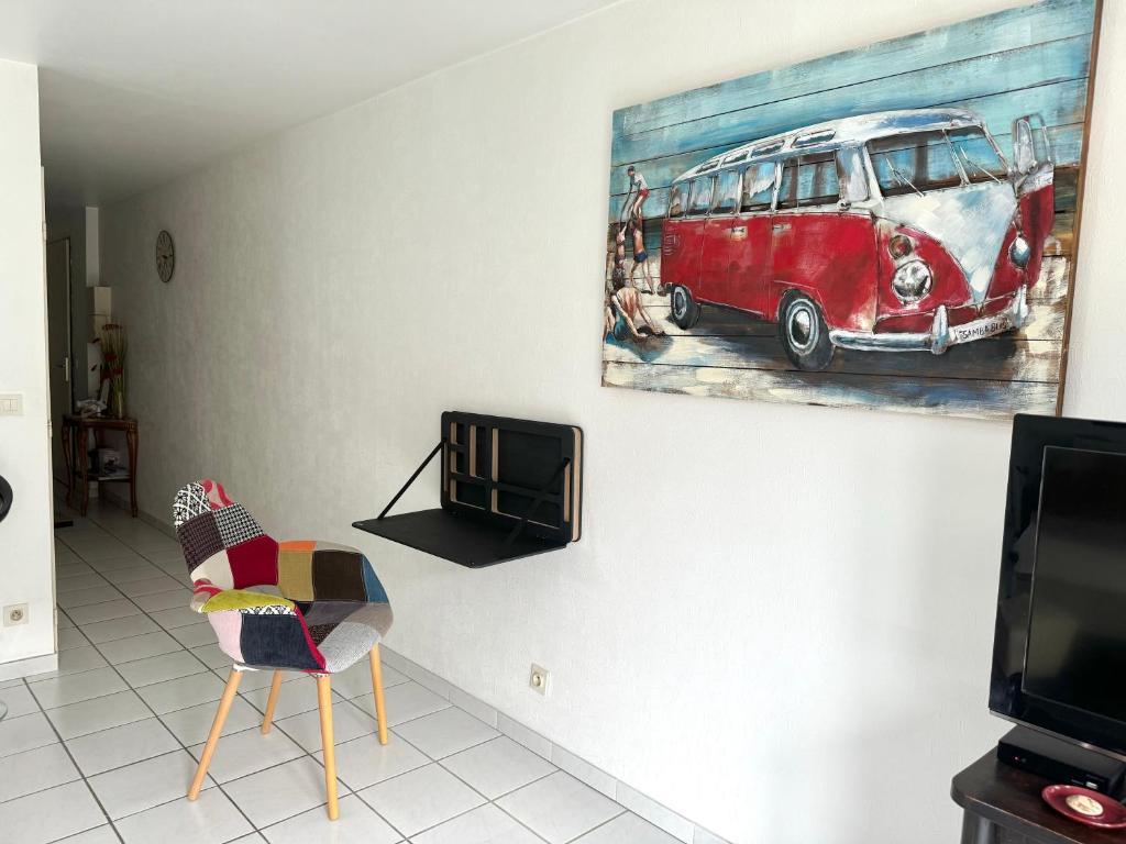 Televízia a/alebo spoločenská miestnosť v ubytovaní Aix-les-Bains appartement centre ville avec terrasse et box privé