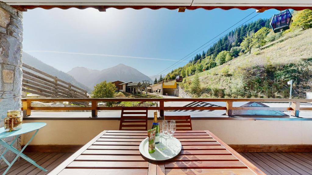 d'une table sur un balcon avec vue sur la montagne. dans l'établissement Elégant logement, Superbe vue, à Champagny-en-Vanoise