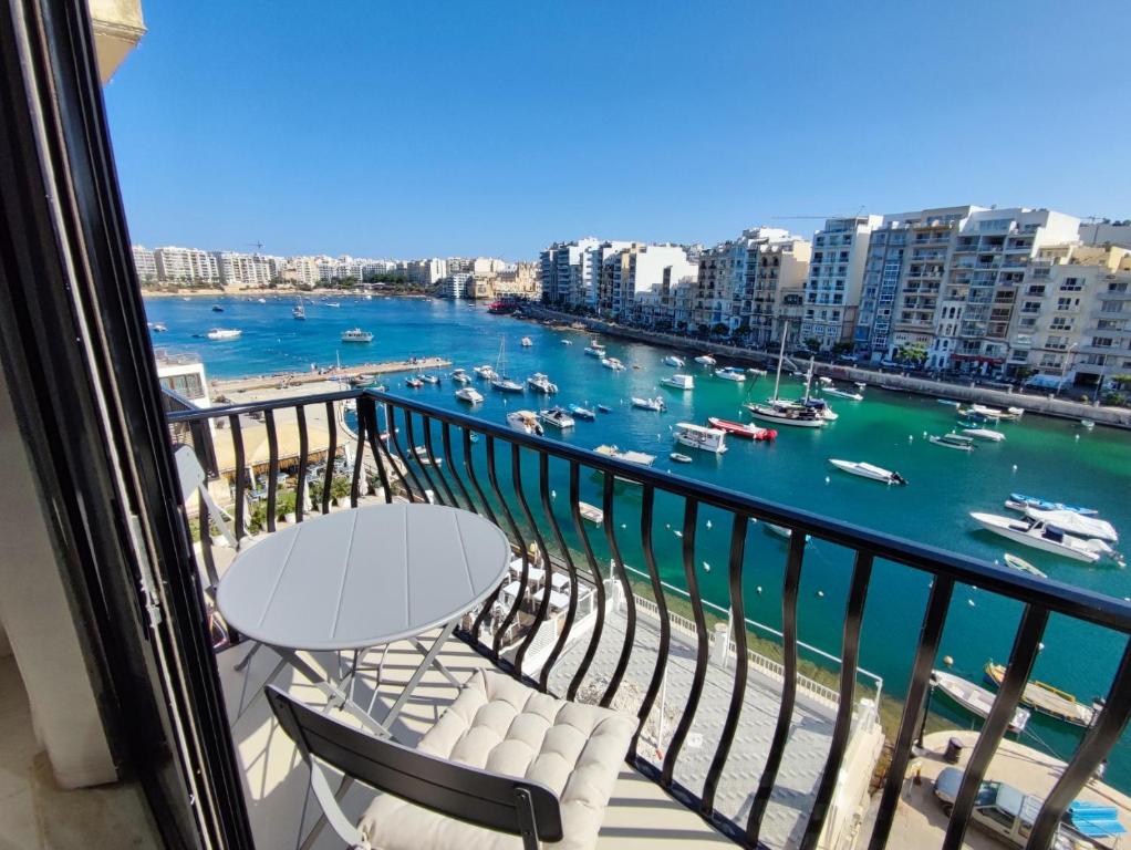 balcón con vistas a un puerto con barcos en Spinola Bayview Apartment, en San Julián
