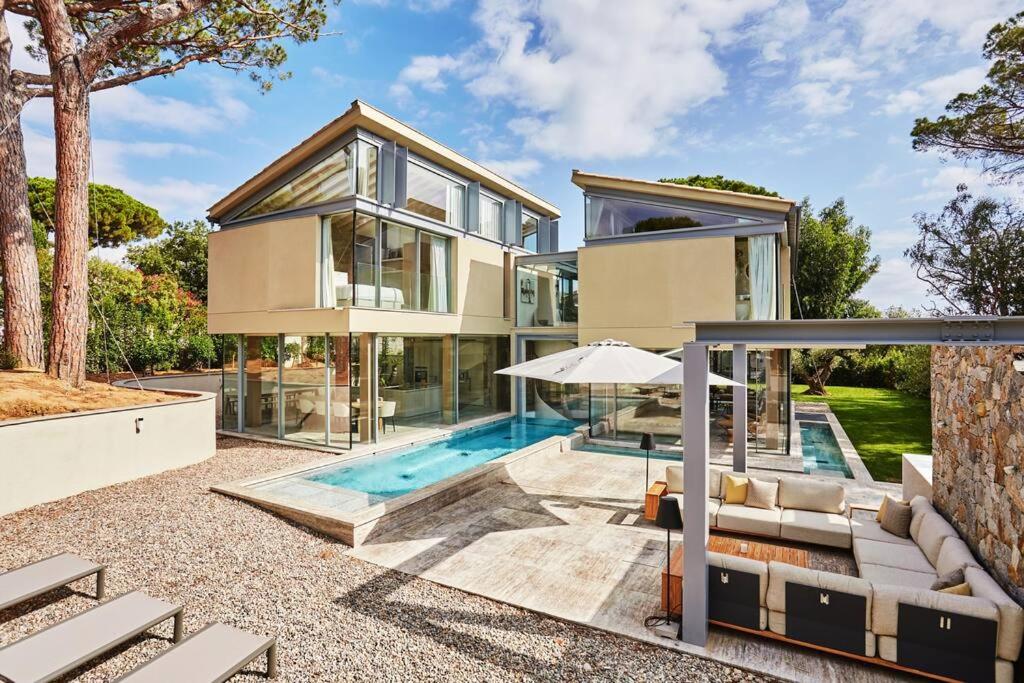 une maison avec une piscine et une maison dans l'établissement Villa Calanque, Saint-Tropez, à Saint-Tropez