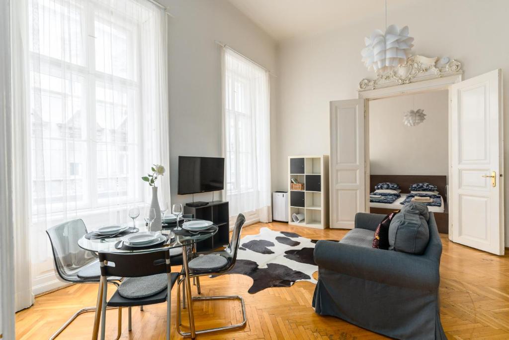 Televízia a/alebo spoločenská miestnosť v ubytovaní Broadway Apartment Budapest
