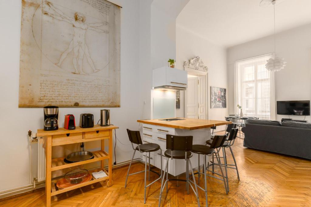 Televízia a/alebo spoločenská miestnosť v ubytovaní Broadway Apartment Budapest