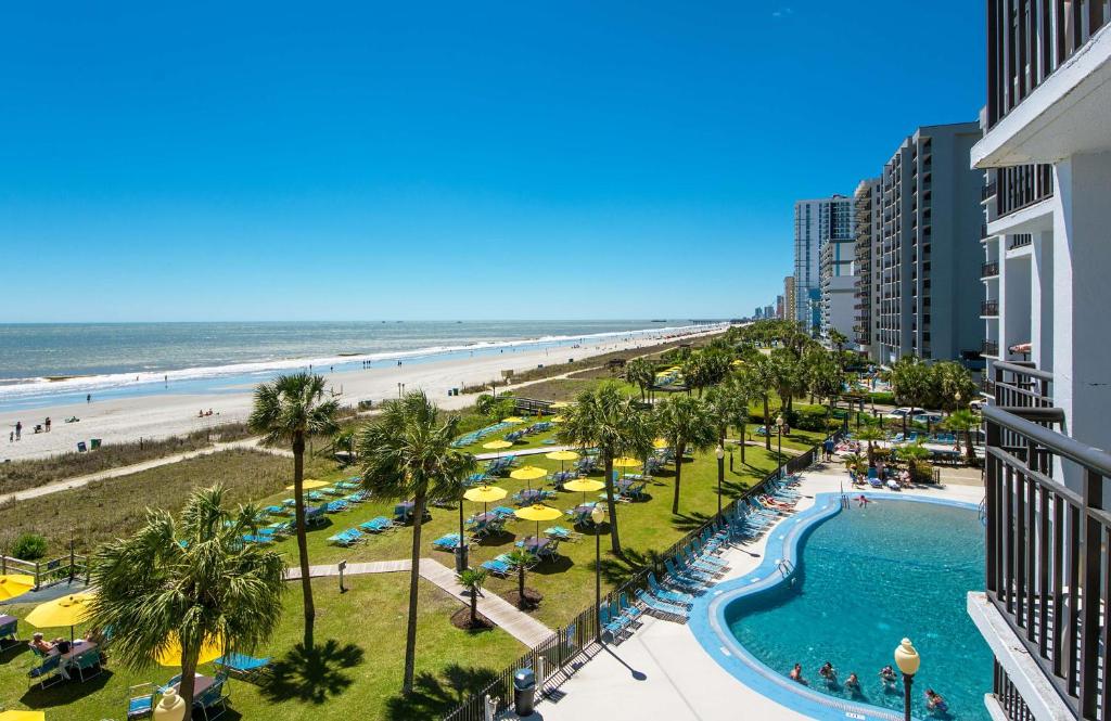 uitzicht op het strand vanaf het balkon van een resort bij Dayton House Resort - BW Signature Collection in Myrtle Beach
