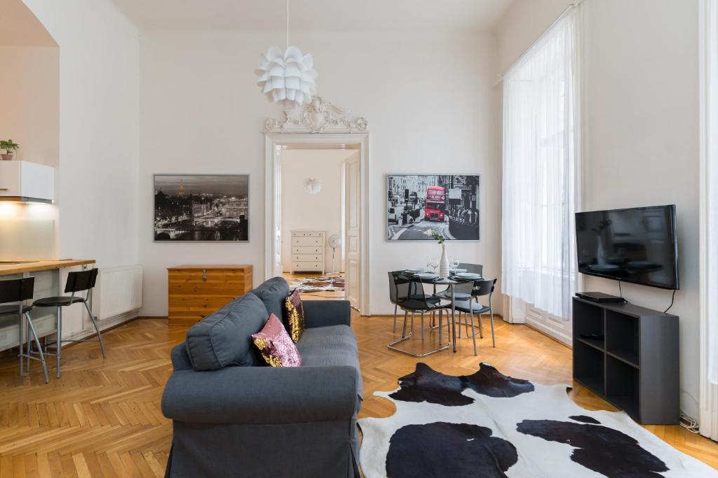 Televízia a/alebo spoločenská miestnosť v ubytovaní Broadway Apartment Budapest