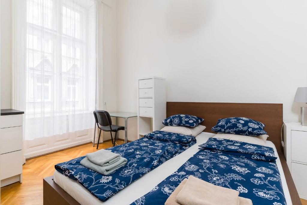 Posteľ alebo postele v izbe v ubytovaní Broadway Apartment Budapest