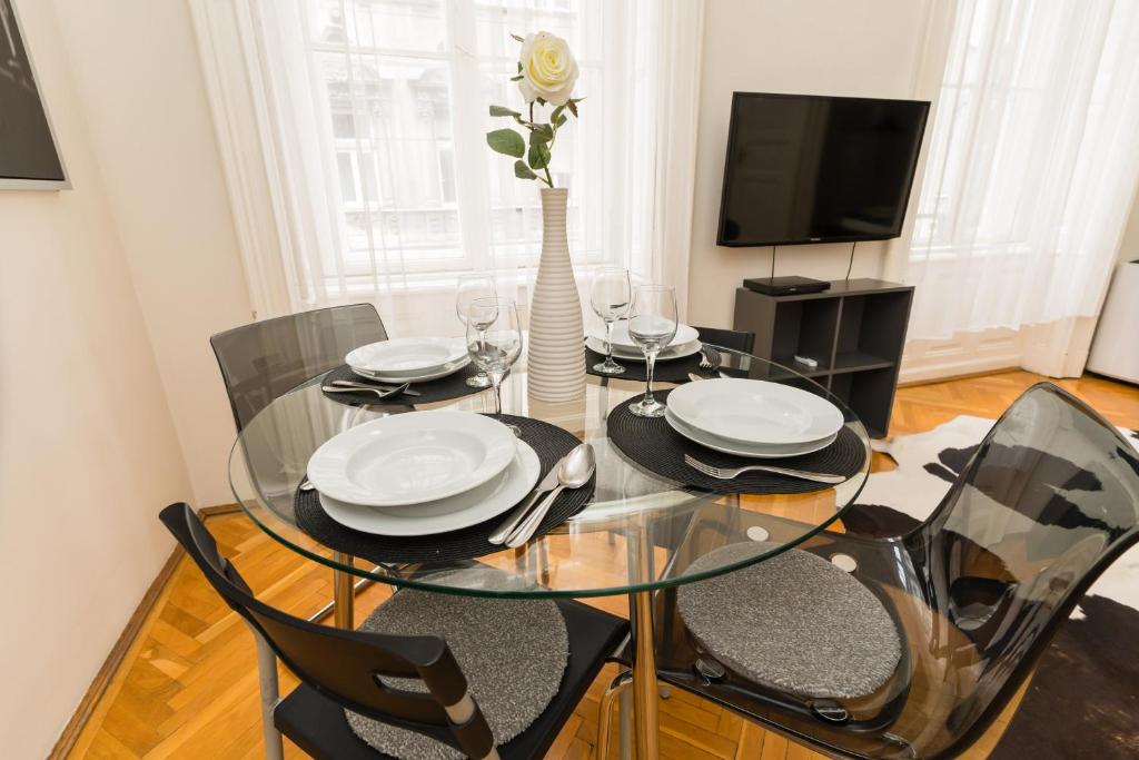 Televízia a/alebo spoločenská miestnosť v ubytovaní Broadway Apartment Budapest