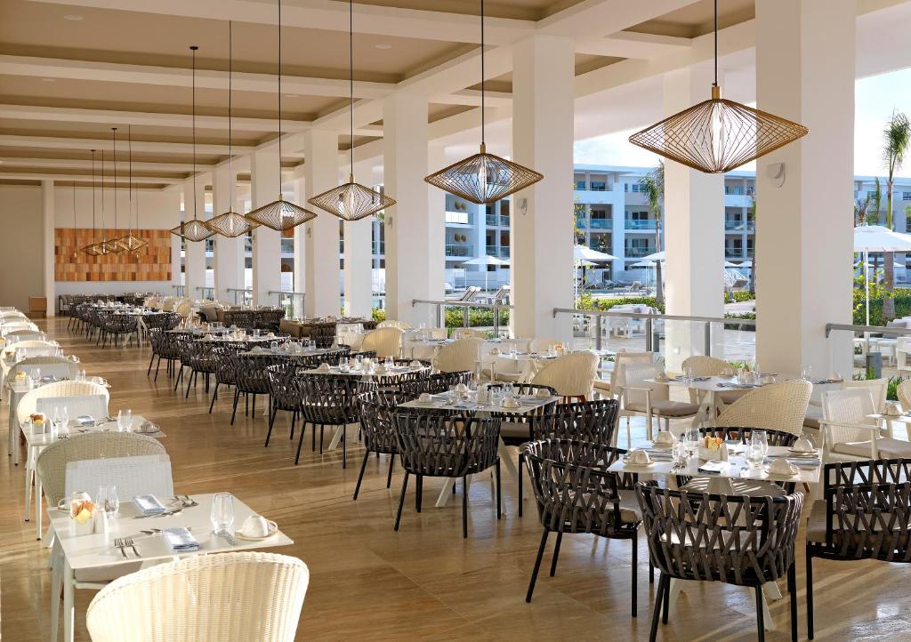 Un restaurante o sitio para comer en Paradisus Grand Cana, All Suites - Punta Cana -All Inclusive
