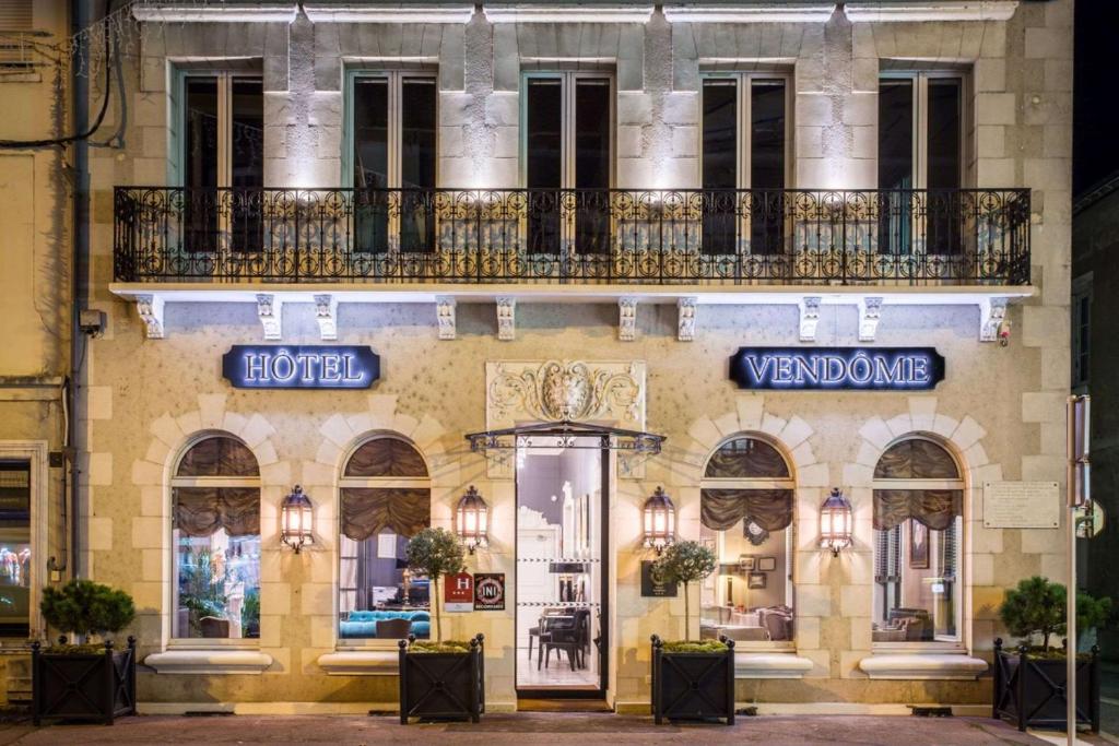 ein Gebäude mit einem Schild, das Vendome liest in der Unterkunft Hotel Vendome - BW Signature Collection in Vendôme