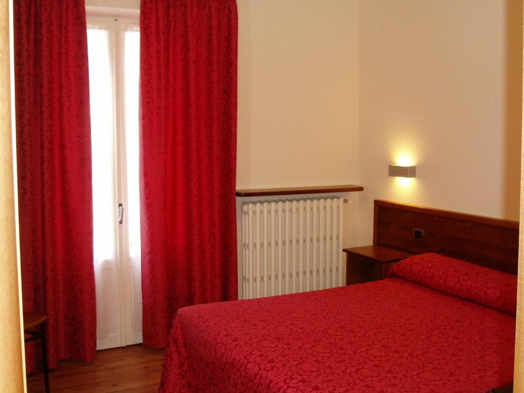 Postel nebo postele na pokoji v ubytování Albergo Delle Alpi