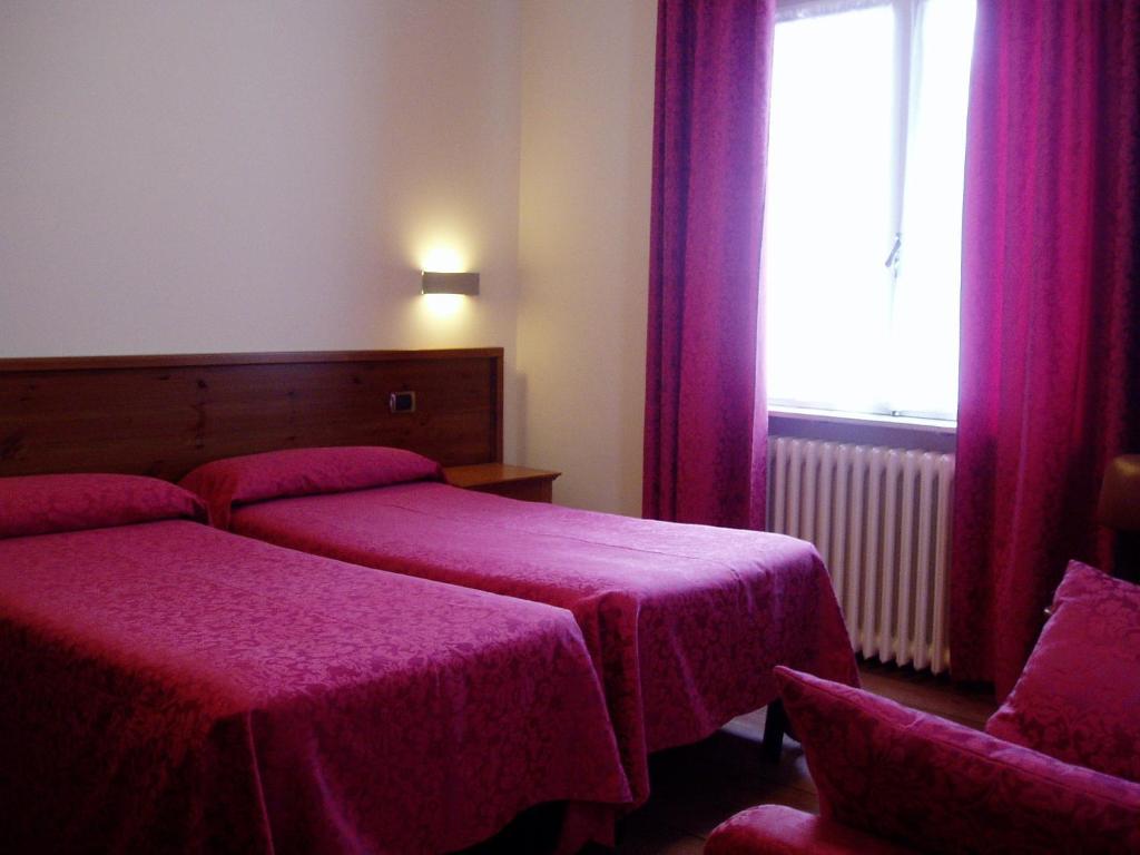 Postel nebo postele na pokoji v ubytování Albergo Delle Alpi