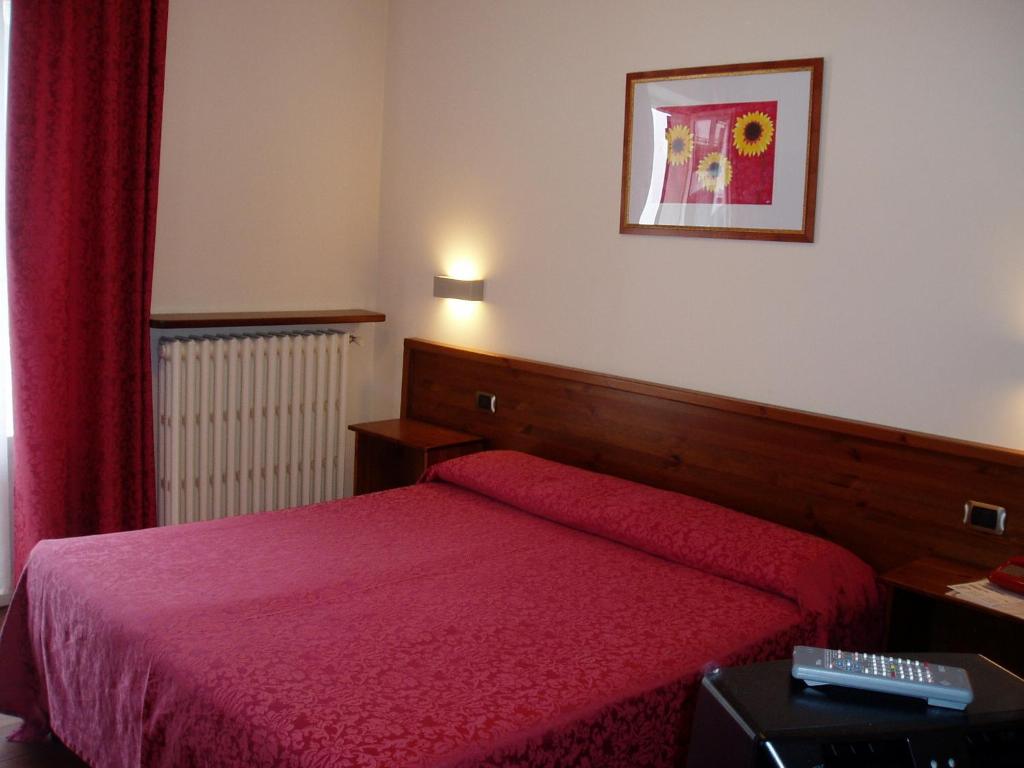 Postel nebo postele na pokoji v ubytování Albergo Delle Alpi
