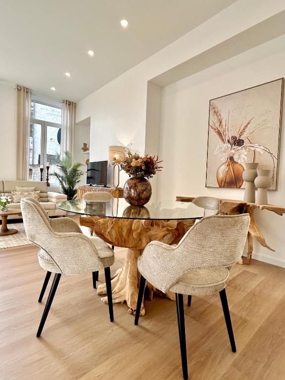 une salle à manger avec une table et des chaises en bois dans l'établissement Coeur de Lille- 2 Chambres Idéal famille, à Lille