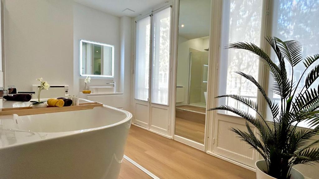 Ванная комната в Coeur de Lille- 2 Chambres Idéal famille