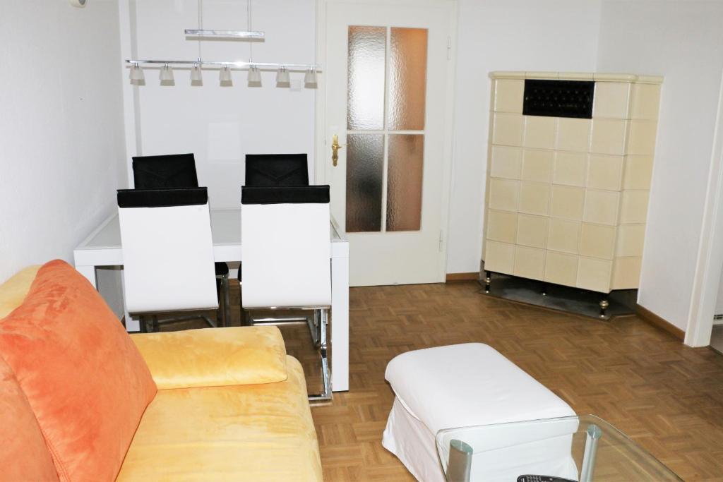 TV a/nebo společenská místnost v ubytování 2Zi-App Nähe Hbf und Aalto Theater mit kl. Balkon