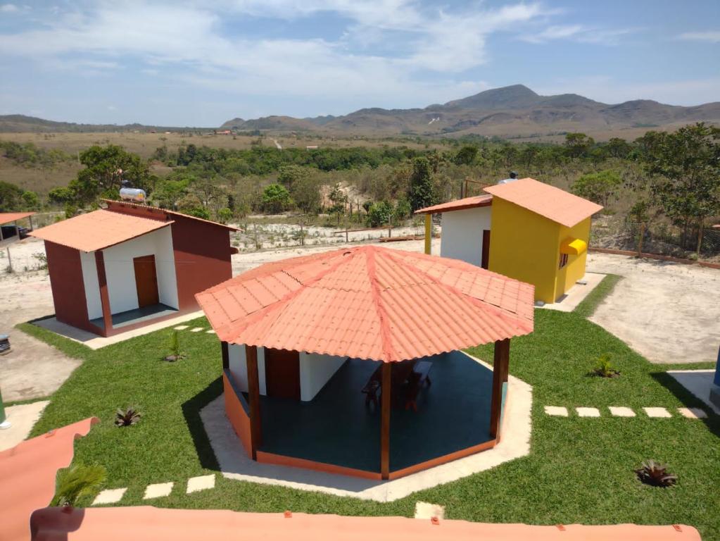 uma vista superior de uma casa com um guarda-chuva em Pousada Chalés Além do Paraíso em Alto Paraíso de Goiás