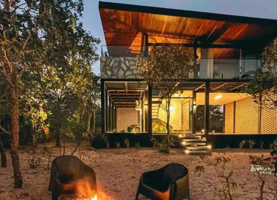 una casa con fuego delante de ella en Casa Vértize, uma casa de alto padrão com Spa Hidro e vista espetacular, en Cavalcante