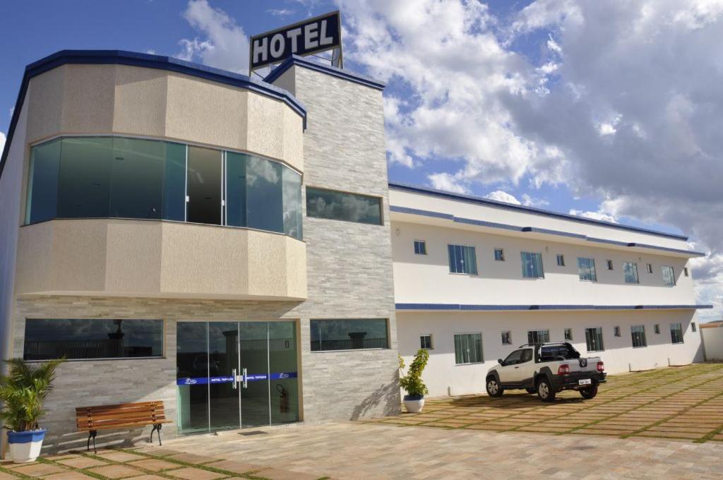 a hotel with a truck parked in front of it at HOTEL TOPAZIO in Cristalina