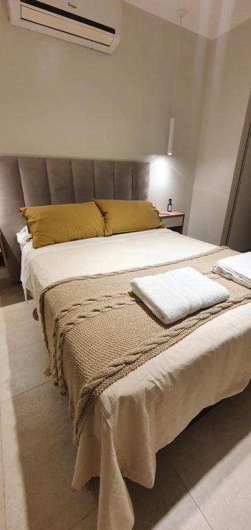 een slaapkamer met een groot bed in een kamer bij Distrito - Bon Repos in San Miguel de Tucumán