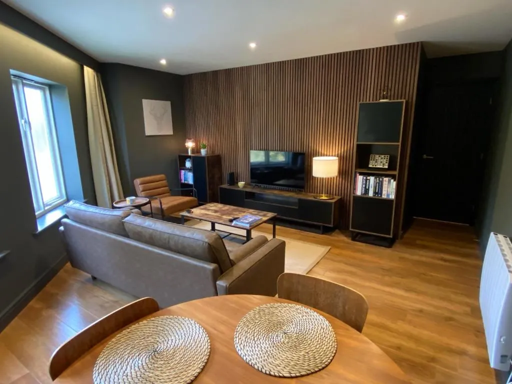 Luxury 2 Bedroom Apartment w/ Free Parking