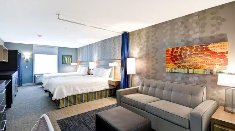 een hotelkamer met een bed en een bank bij Home2 Suites By Hilton Jackson in Jackson