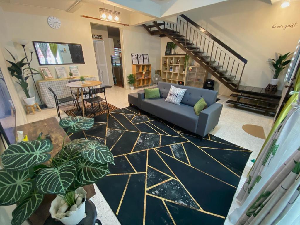 Posezení v ubytování Tulip Hijau Homestay - Bukit Beruntung - 4Bedrooms