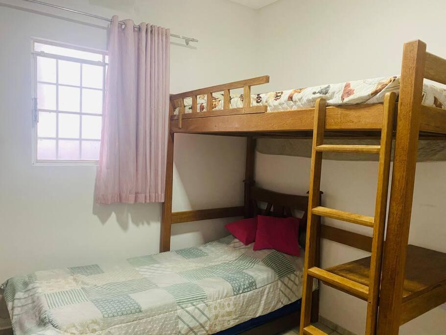 sypialnia z 2 łóżkami piętrowymi i łóżkiem w obiekcie Casa com piscina incrível. w mieście Serra Talhada