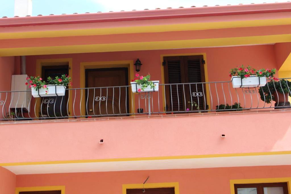 Balkon lub taras w obiekcie Charming apartment in Nughedu Santa Vittoria - 90 m² with fireplace