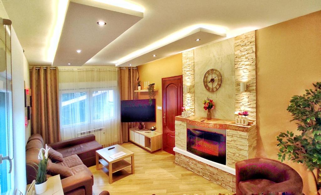 uma sala de estar com um sofá e uma lareira em Casa en Cortiñan em Bergondo